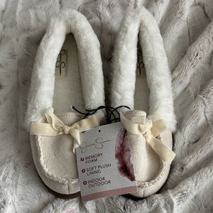 Jessica Simpson Cream Plush Slippers